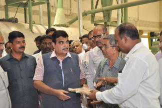2015 Visit Of Nitin Gadkari To National Seminar On Value Addition To Of Cotton Stalks And Other Agro Wastes For Rural Livelihood At Nagpur Image-1
